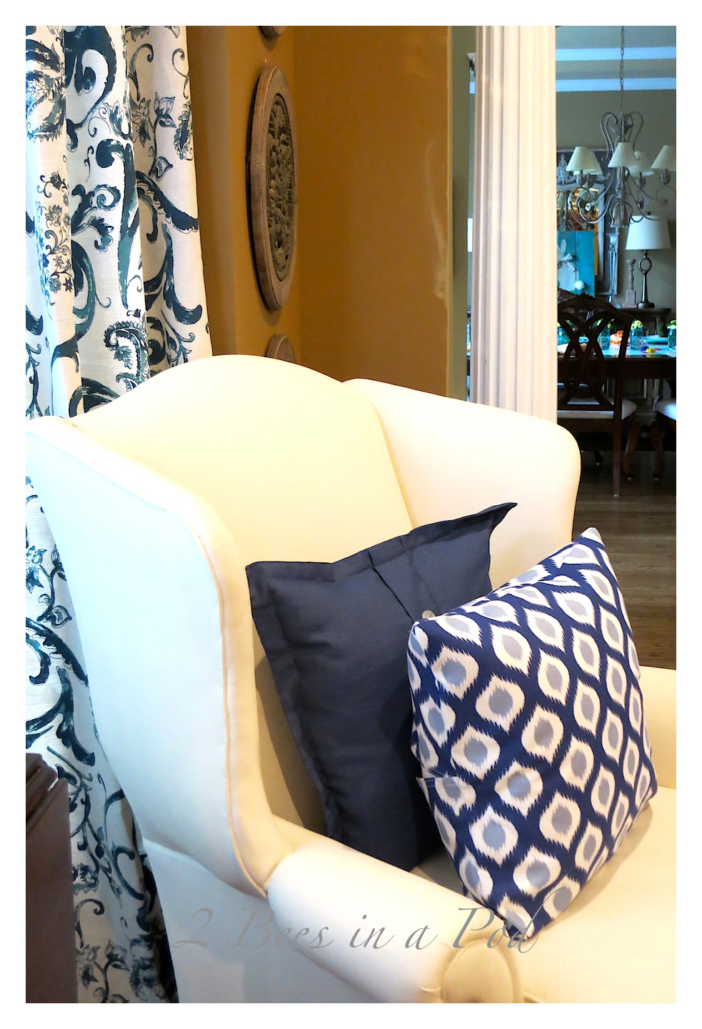 DIY decorative pillow cover made with cloth dinner napkins. Economical, easy, quick and pretty!