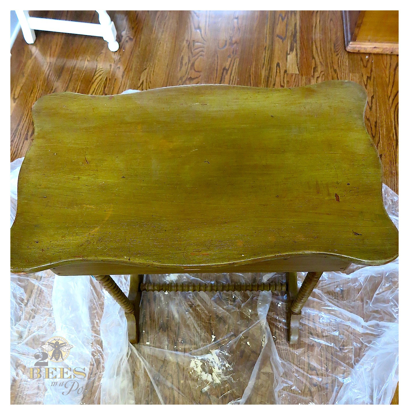A $10 Thrifted Table Gets a Makeover - with homemade chalk paint, distressing and a coat of wax