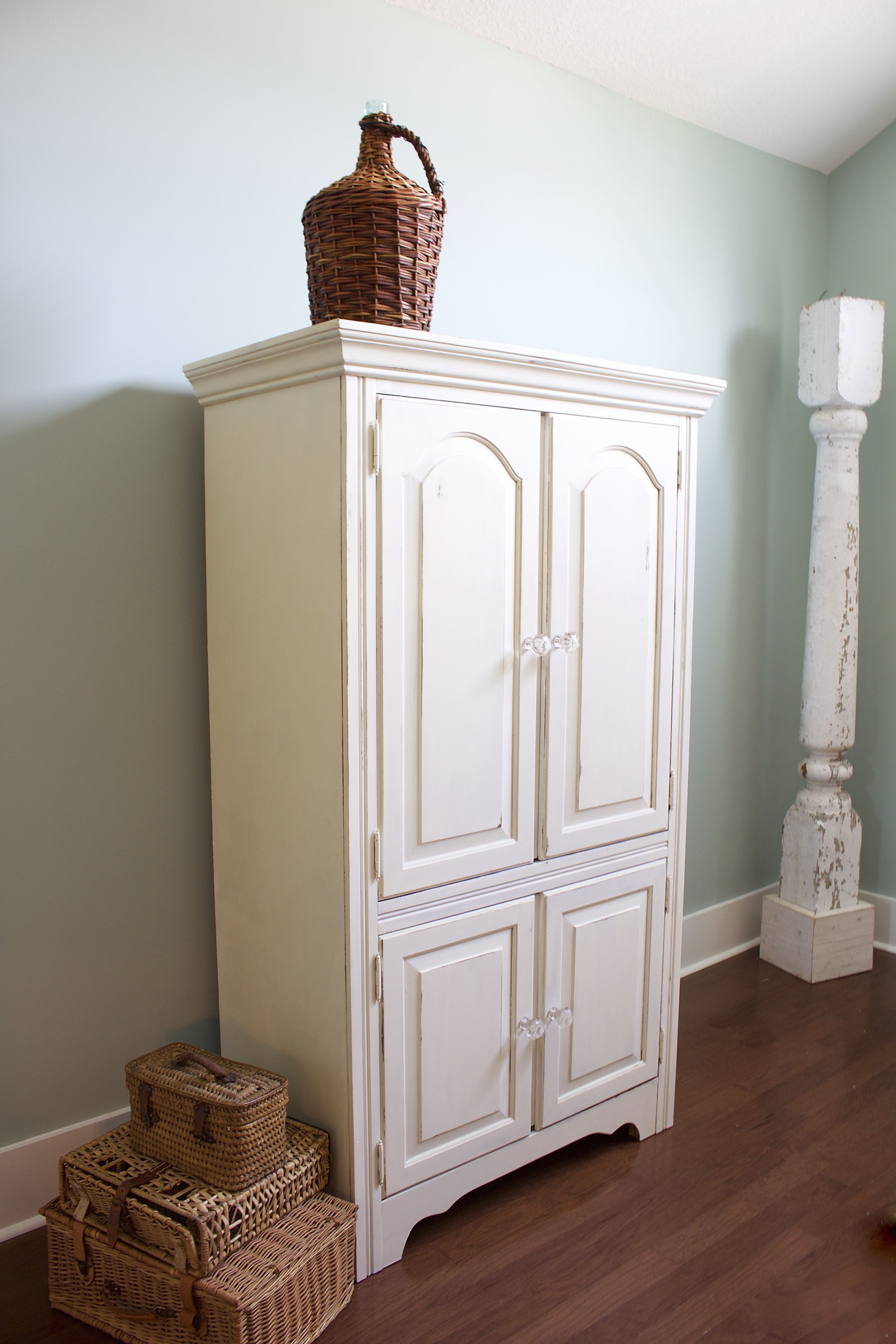 How to Chalk Paint Furniture - Our Best Tips - 2 Bees in a Pod