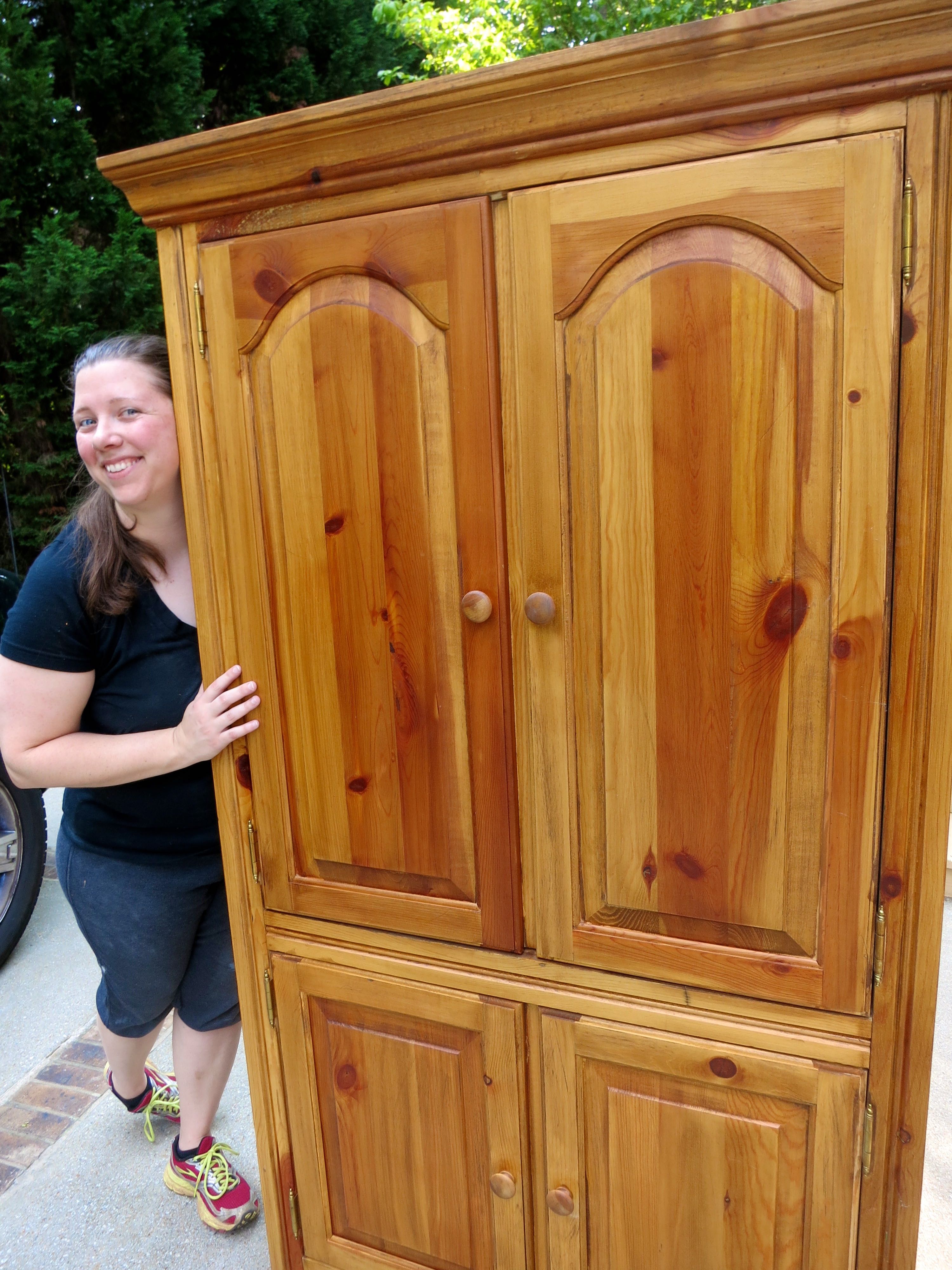 Kalkverf in overvloed. Dit is een met krijt beschilderde armoire makeover.