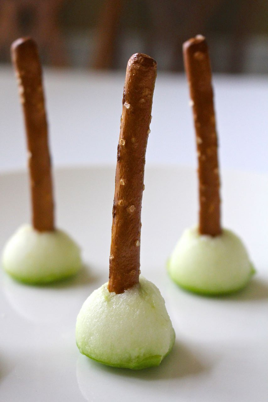 Caramel Apple Bites - delicious and creamy. Use a pretzel stick as the holder and this is 100 % edible!