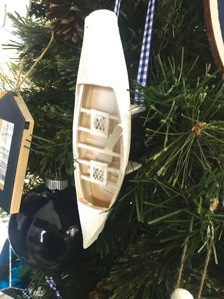 wooden-canoe-chalk-painted-white-for-christmas-decoration