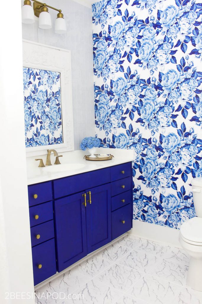 The 30 Day Home Decluttering Plan. Blue and White Bathroom Makeover Reveal - One Room Challenge Week 6.