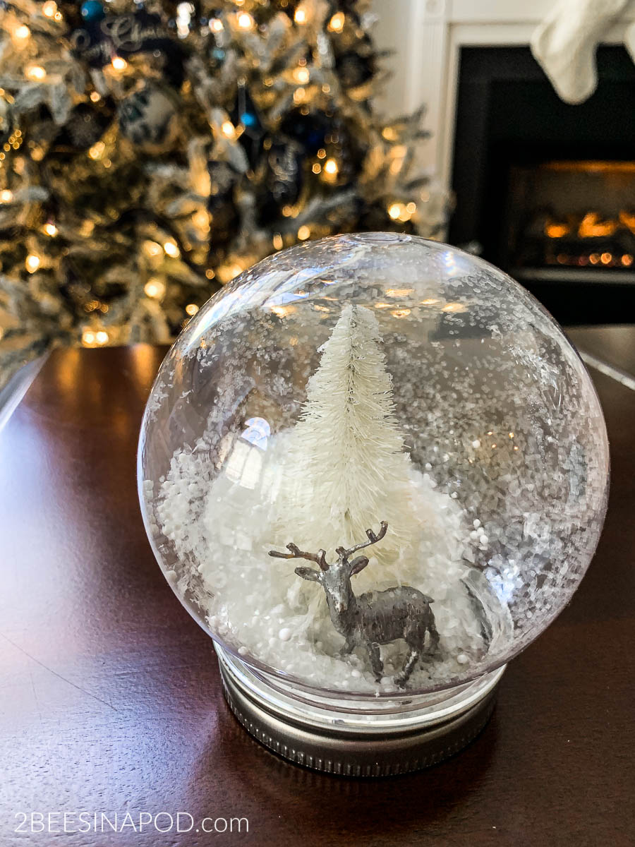 DIY holiday snow globes are SO fun, easy and make great gifts!